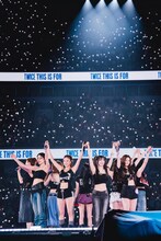 「TWICE ＜THIS IS FOR＞ WORLD TOUR IN JAPAN」MUFGスタジアム（国立競技場）公演の様子。（撮影：田中聖太郎写真事務所）