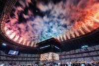 「TWICE ＜THIS IS FOR＞ WORLD TOUR IN JAPAN」MUFGスタジアム（国立競技場）公演の様子。（撮影：田中聖太郎写真事務所）