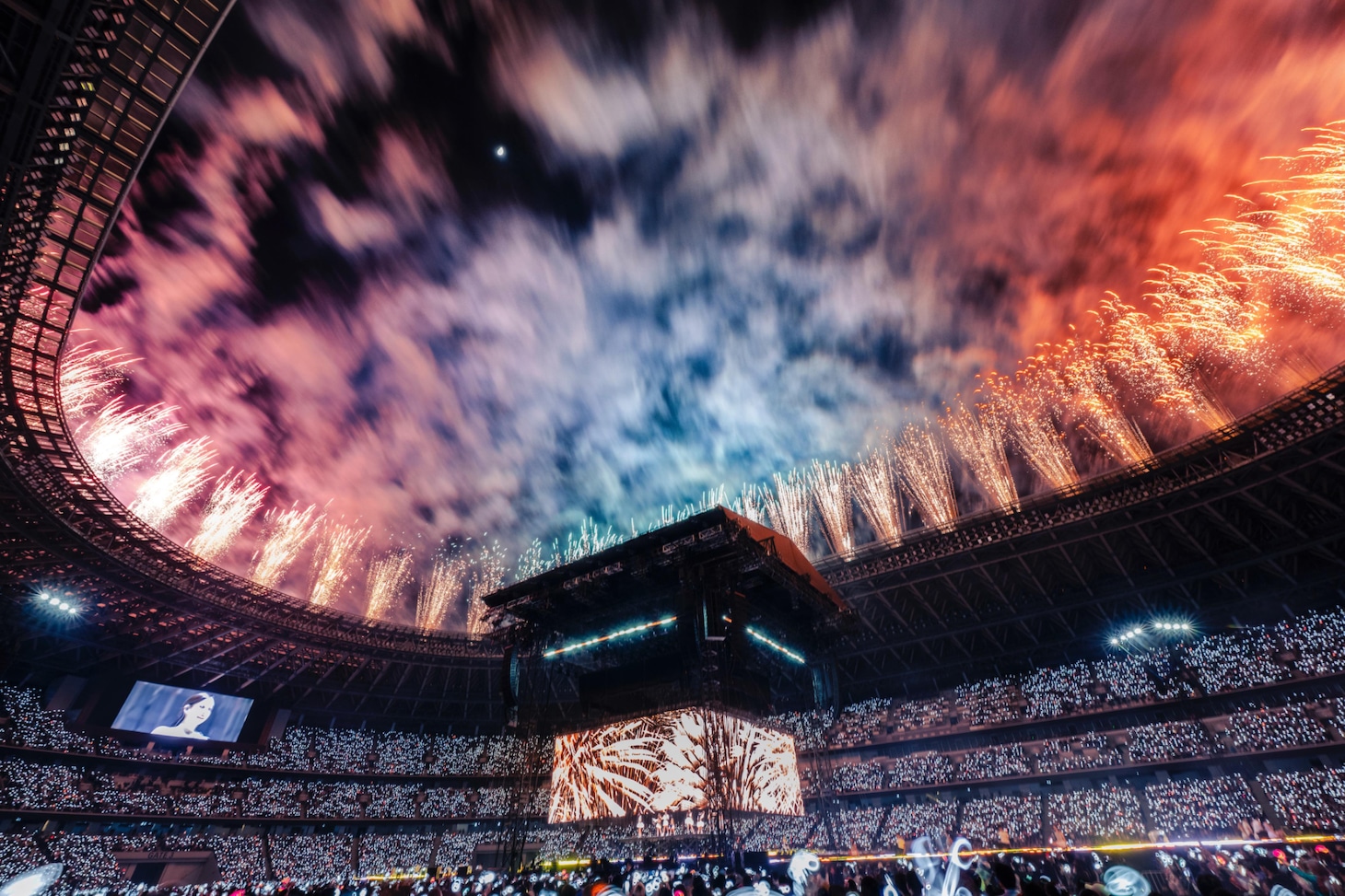 「TWICE ＜THIS IS FOR＞ WORLD TOUR IN JAPAN」MUFGスタジアム（国立競技場）公演の様子。（撮影：田中聖太郎写真事務所）