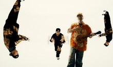 SHEN「Breathe Aloha Now」ミュージックビデオより。