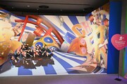 “ミニ超特急”と写真撮影ができるトリックアートのフォトスポット「トンチキアート ガチ鼓舞超特急」。