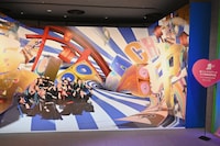 “ミニ超特急”と写真撮影ができるトリックアートのフォトスポット「トンチキアート ガチ鼓舞超特急」。