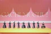 ストアに並べられたメンバーのアクリルスタンド。