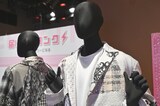 両手で“やでポーズ”をするタカシのマネキン。