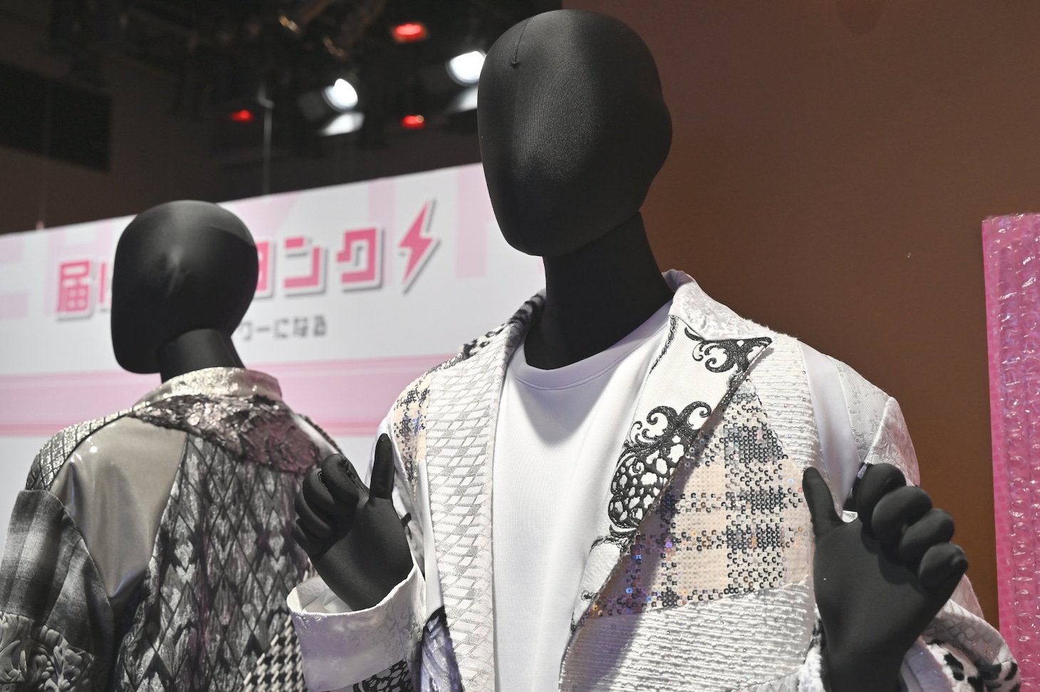 両手で“やでポーズ”をするタカシのマネキン。