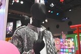 マネキンになっても顎ピースを忘れないシューヤ。