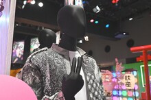 マネキンになっても顎ピースを忘れないシューヤ。