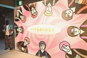 グッズ販売コーナー「Tonchiki Goods Store」の出口にはアロハのマネキンが。