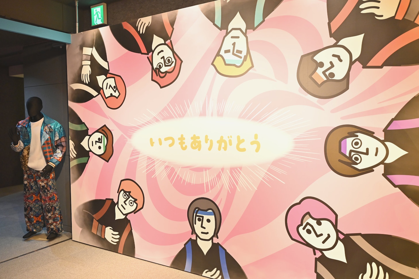 グッズ販売コーナー「Tonchiki Goods Store」の出口にはアロハのマネキンが。