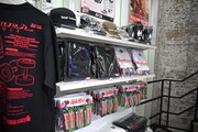 アパレルやプロテインバー。