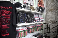 アパレルやプロテインバー。