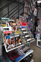 コンビニらしく雑誌も並ぶ。
