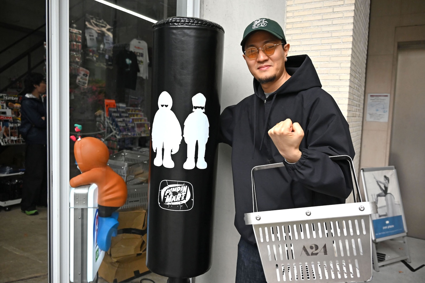 5kgの買い物かごを持つTaiTanと店先のサンドバッグ。
