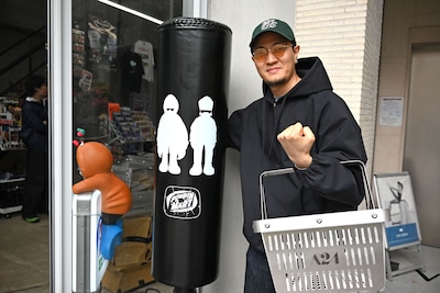 5kgの買い物かごを持つTaiTanと店先のサンドバッグ。