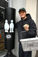 5kgの買い物かごを持つTaiTanと店先のサンドバッグ。