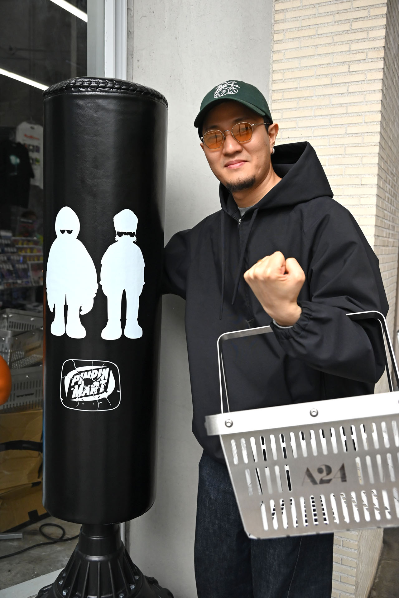 5kgの買い物かごを持つTaiTanと店先のサンドバッグ。