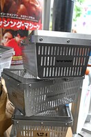 積みあげられた5kgの買い物かご。