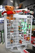 ガチャガチャで販売されているアクキーのディスプレイ。