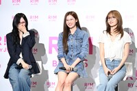 「RIM loves MISAMO POP-UP STORE」ローンチイベントより。左からMISAMOのミナ、サナ、モモ。