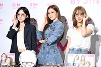 「RIM loves MISAMO POP-UP STORE」ローンチイベントより。お互いに選び合ったアイウェアにかけ替えたMISAMOのミナ、サナ、モモ。
