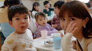 保育現場で子供と交流するMay J.。