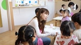 保育現場で子供と交流するMay J.。
