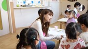 保育現場で子供と交流するMay J.。