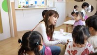 保育現場で子供と交流するMay J.。