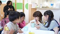 保育現場で子供と交流するMay J.。