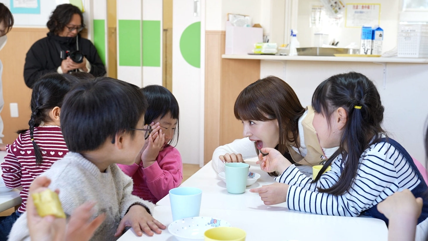 保育現場で子供と交流するMay J.。