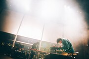 「Meg Bonus "TO THE YOU (ME) I MET BEFORE"」の後半、轟音の中でパーティションが昇っていく場面。（Photo by Kana Tarumi）