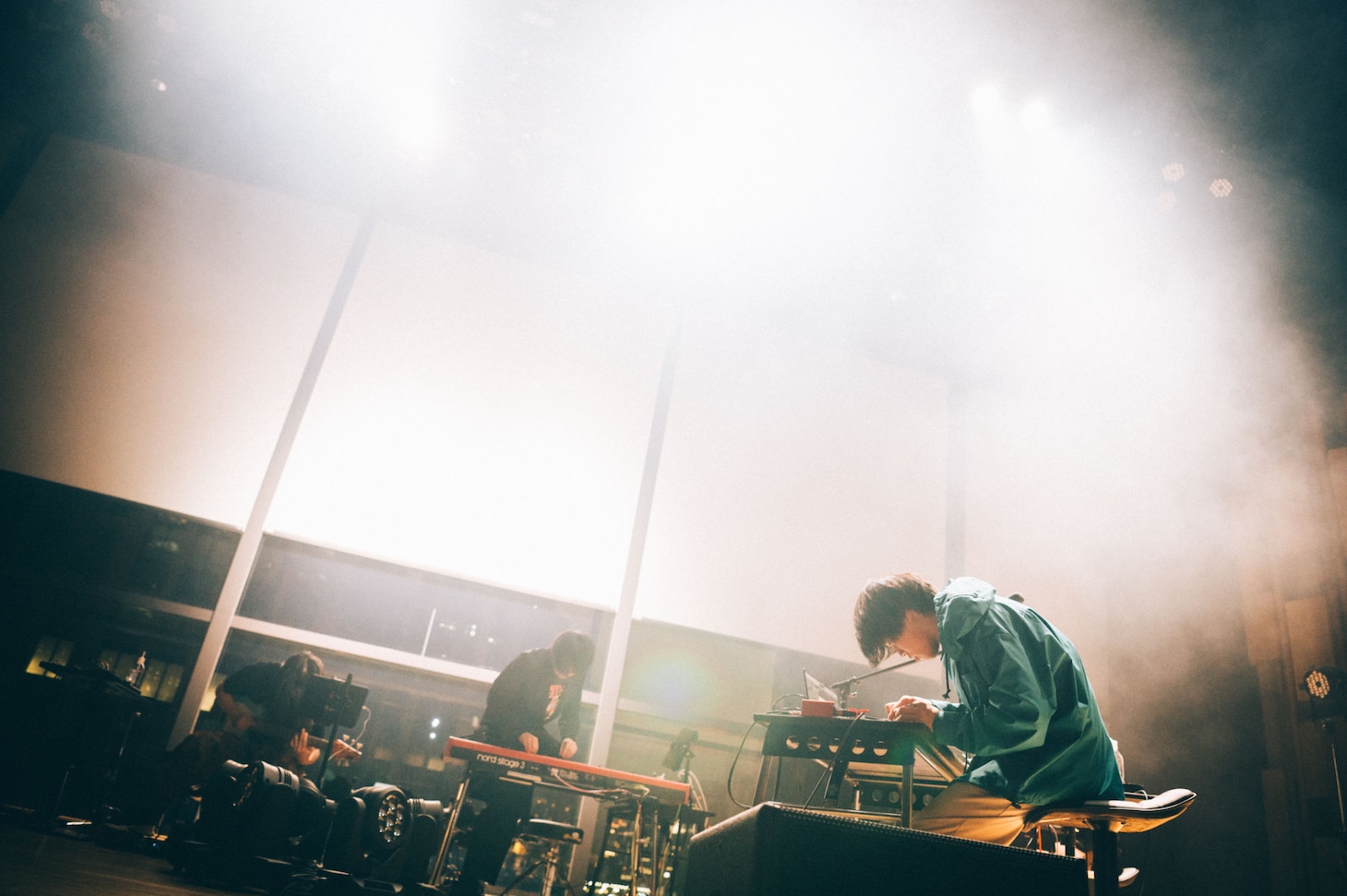 「Meg Bonus "TO THE YOU (ME) I MET BEFORE"」の後半、轟音の中でパーティションが昇っていく場面。（Photo by Kana Tarumi）