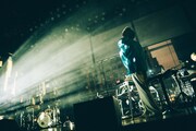 「Meg Bonus "TO THE YOU (ME) I MET BEFORE"」の後半、轟音の中でパーティションが昇っていく場面。（Photo by Kana Tarumi）