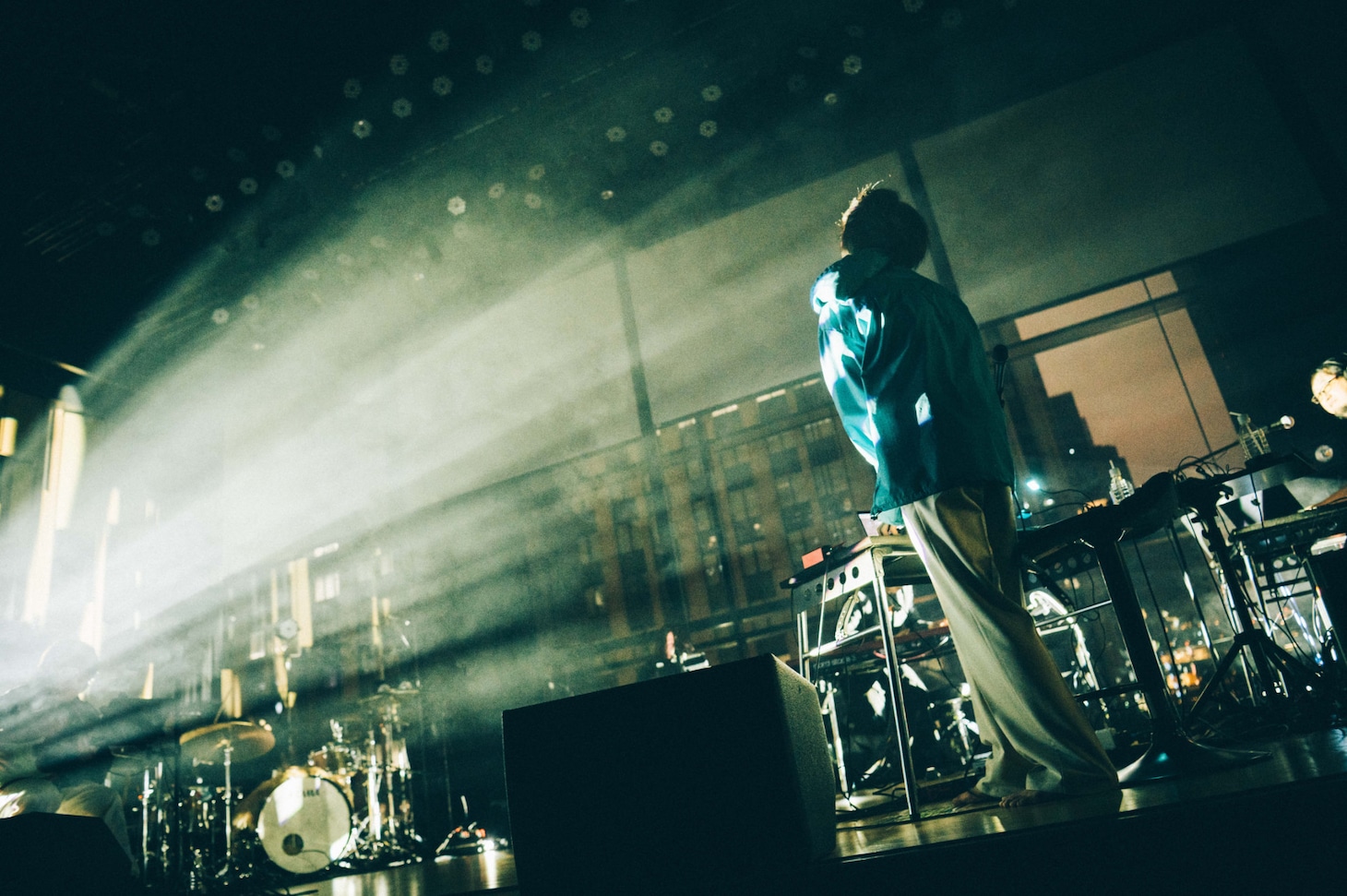 「Meg Bonus "TO THE YOU (ME) I MET BEFORE"」の後半、轟音の中でパーティションが昇っていく場面。（Photo by Kana Tarumi）