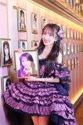 壁掛け写真をはずした向井地美音（AKB48）©AKB48