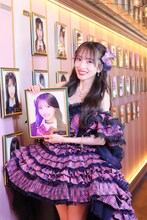 壁掛け写真をはずした向井地美音（AKB48）©AKB48