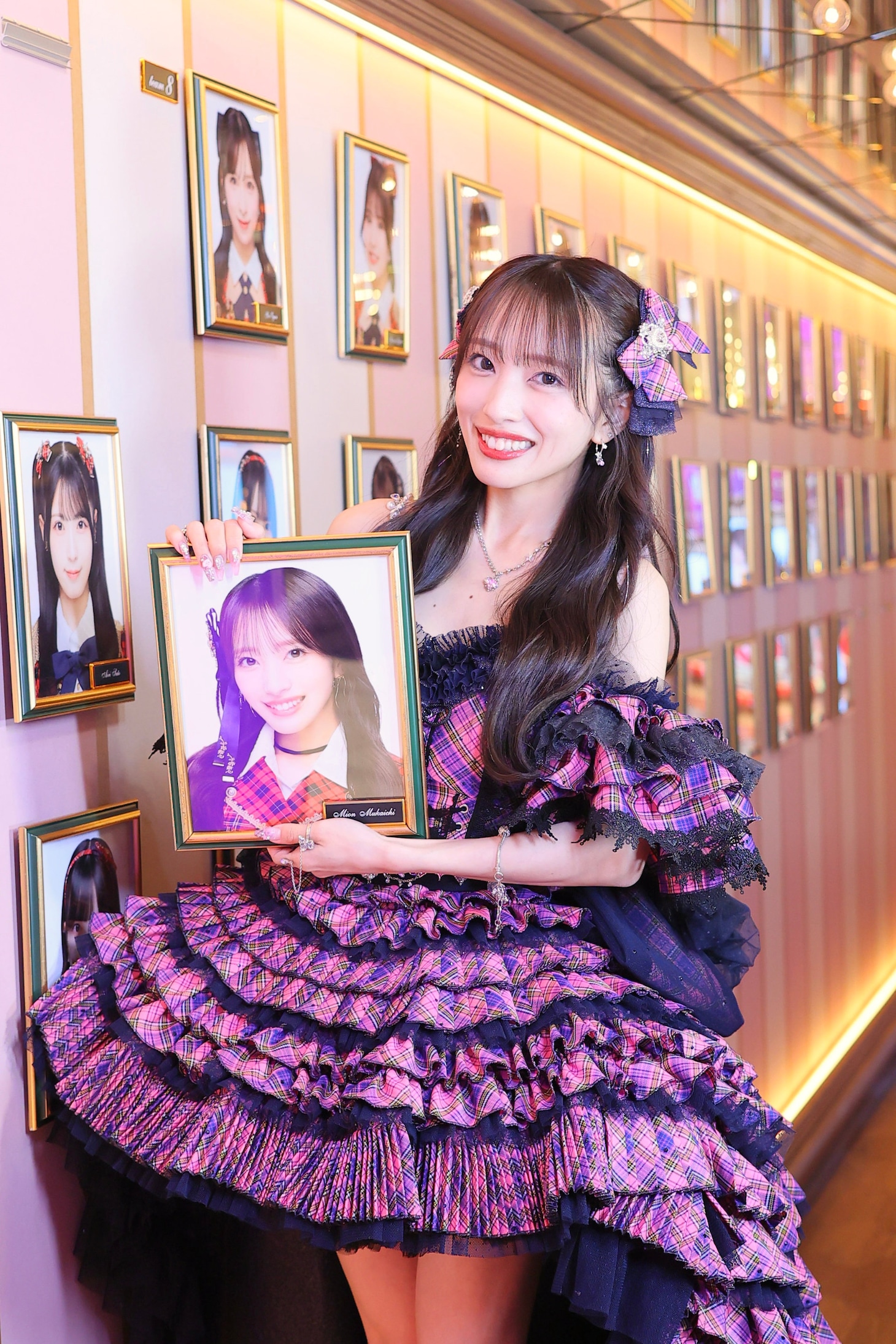 壁掛け写真をはずした向井地美音（AKB48）©AKB48