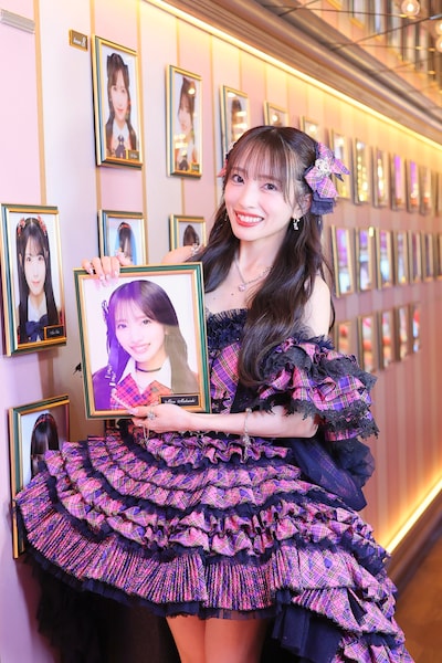 壁掛け写真をはずした向井地美音（AKB48）©AKB48