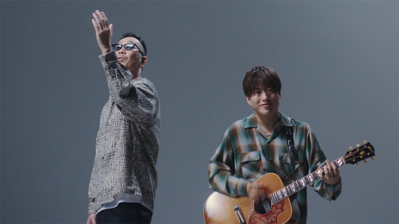 コブクロ新曲「Starry Smile Story」ミュージックビデオ公開、デビュー曲のMVがチラリ