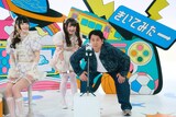スマホを凝視するジャンボたかお（レインボー）。©︎NHK
