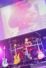 hideトリビュートライブで本人愛用ギターも登場！松岡充、J、PATAら豪華セッション