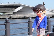 レッドカーペットをさっそうと歩く江戸川コナン。