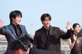 レッドカーペットを歩く望月歩、高尾颯斗（ONE N' ONLY）。