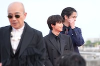 レッドカーペットを歩く草川拓弥（中央 / 超特急）。