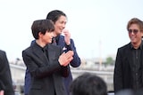 レッドカーペットを歩く草川拓弥（超特急）と根岸拓哉。