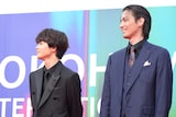 竹中直人の話を聞く草川拓弥（超特急）と根岸拓哉。