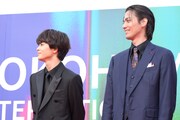 竹中直人の話を聞く草川拓弥（超特急）と根岸拓哉。