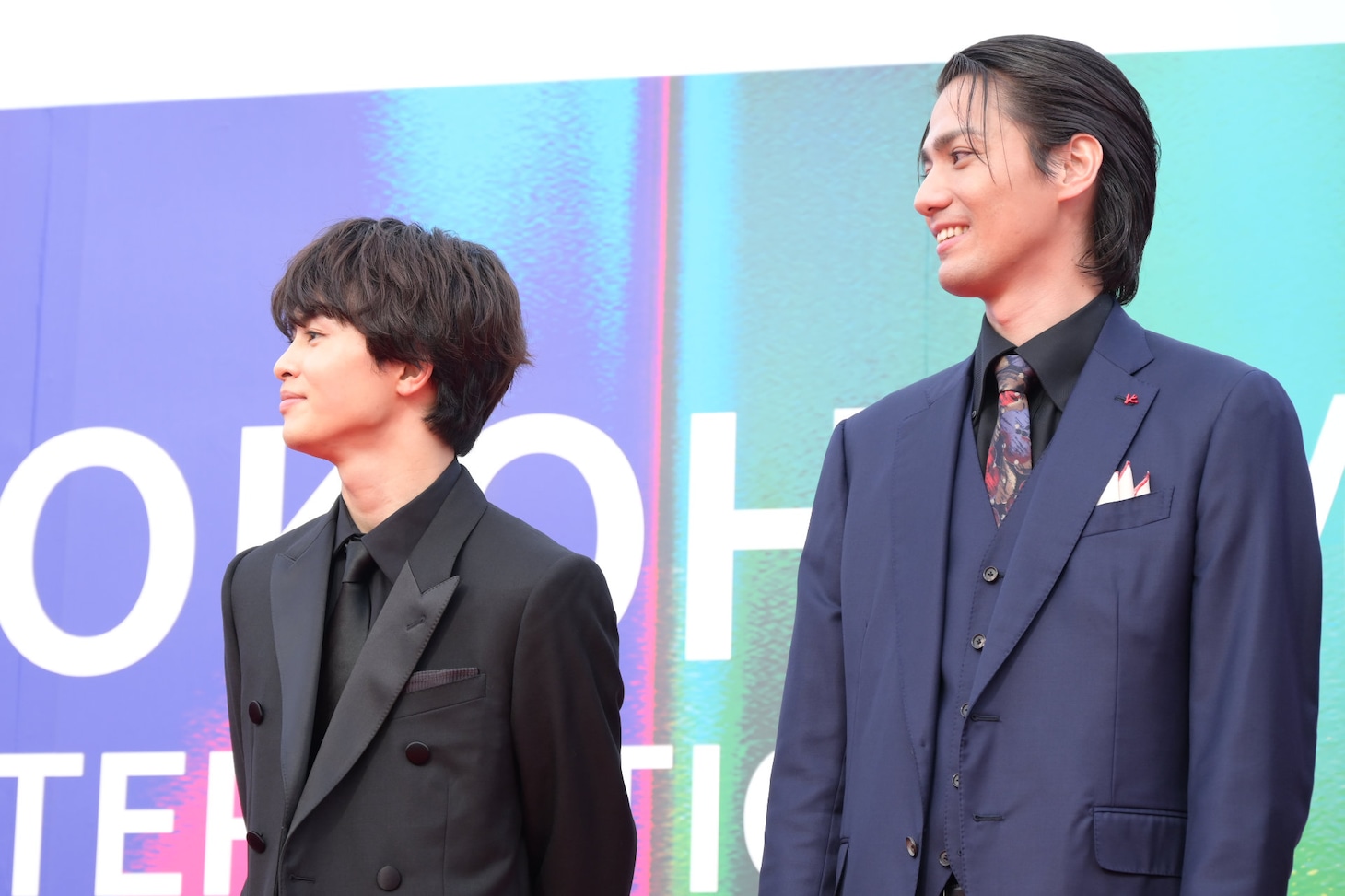 竹中直人の話を聞く草川拓弥（超特急）と根岸拓哉。