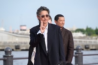 ピースする窪塚洋介。