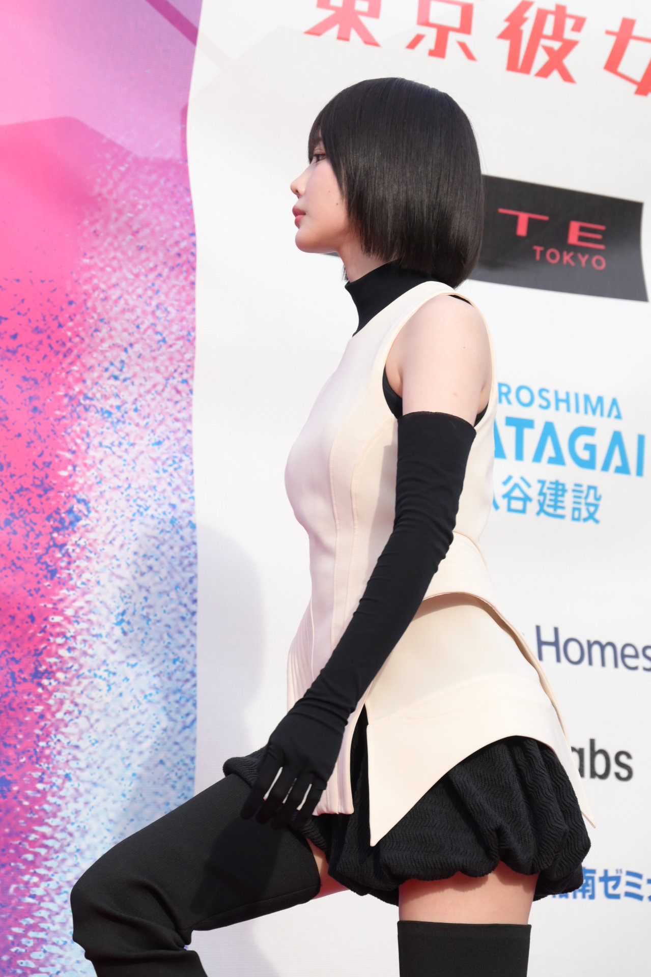 階段を登るあの。